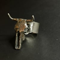 Image 2 of Anillo de cráneo de vaca acabado pulido / Cow skull ring polished finish