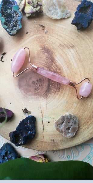 Image of Rose quartz face massage roller 