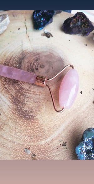 Image of Rose quartz face massage roller 