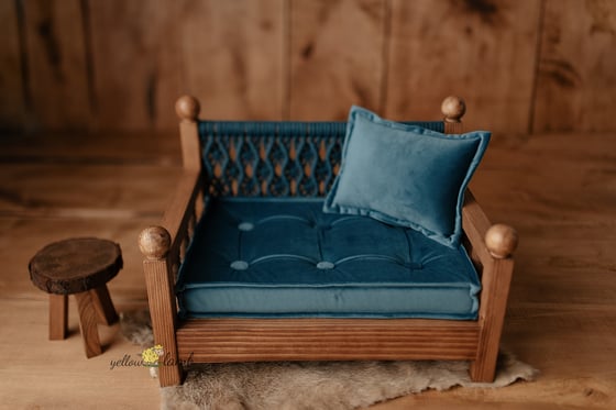 Image of « whisky brown bench with mattress and pillow - pre order »
