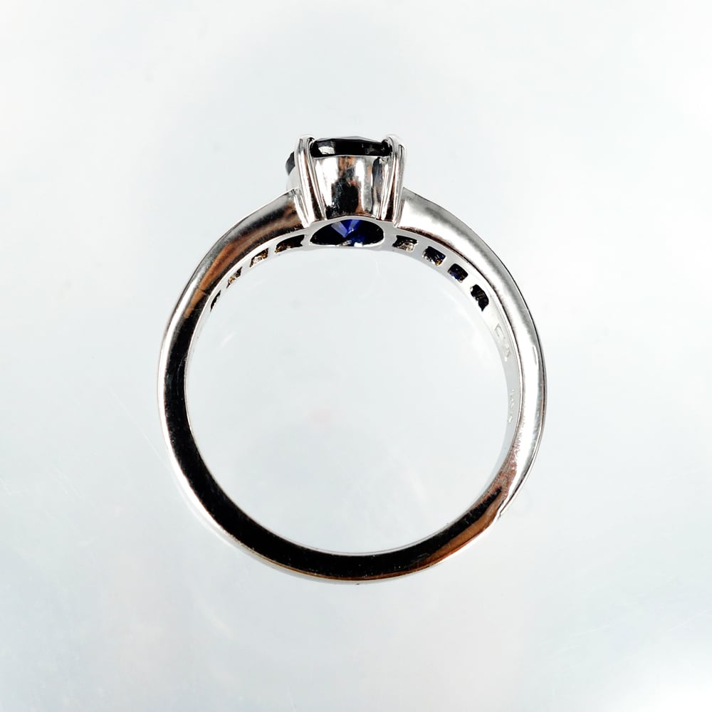 Image of 18ct white gold Australian sapphire dress ring. pj843