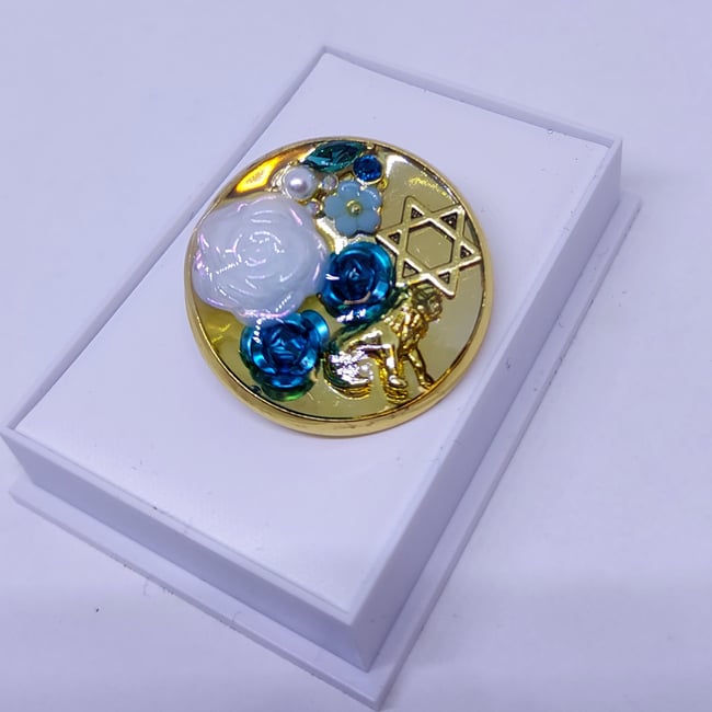 'blue lion' pin badge | gold