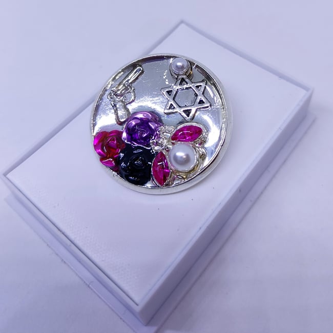 'hit em up' pin badge | silver