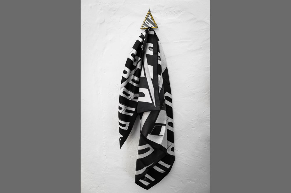 Image of CARRÉ DE SOIE  (SILK SCARF) - BEAUGRENELLE