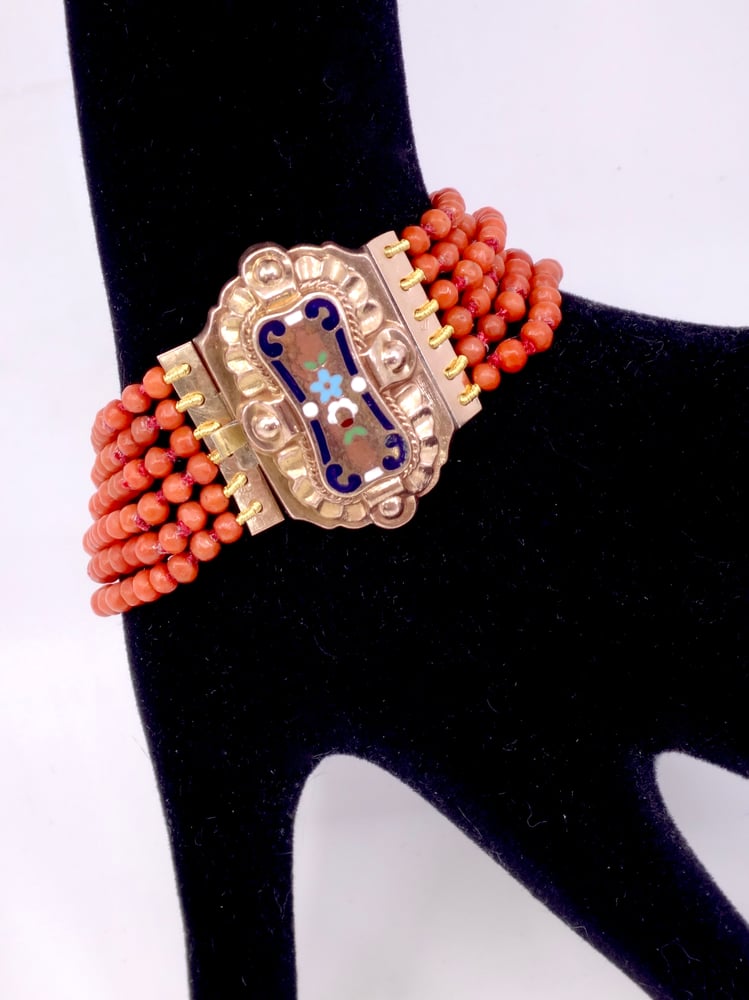 Image of Bracelet ancien 6 rangs en perles de corail fermoir plaqué or émaillé XIXe