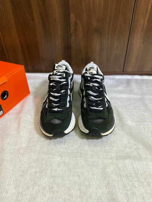 nike waffle sacai black and white