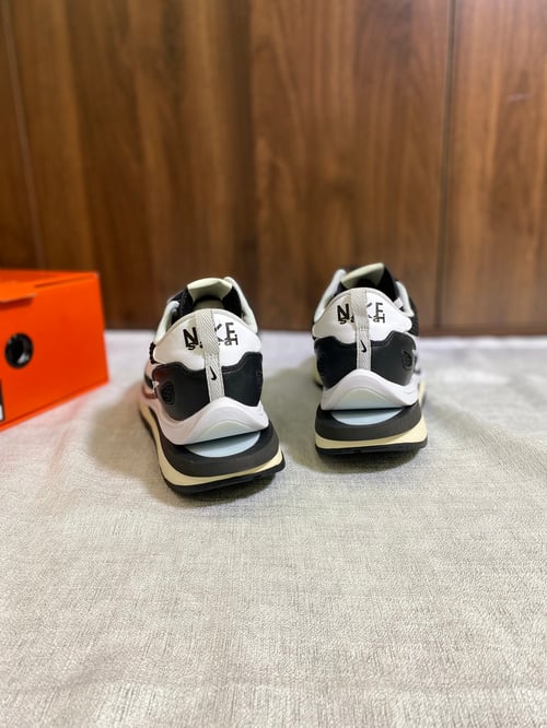 nike waffle sacai black and white
