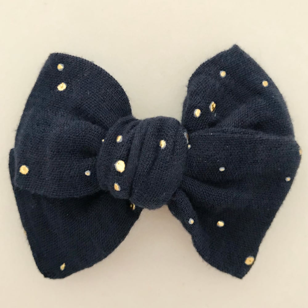 Image of Barrette, boomer & petite jupe double gaze bleue marine pois dorées