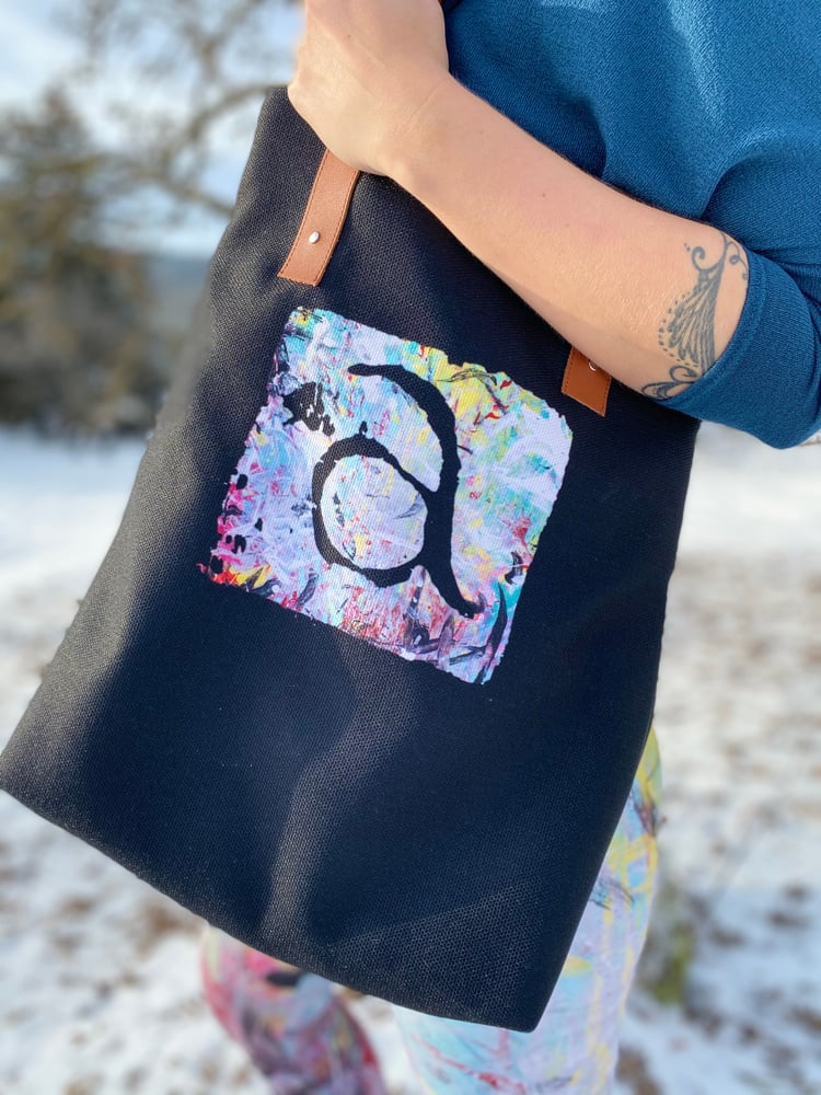 Image of Avery Art Signature Tote-Black