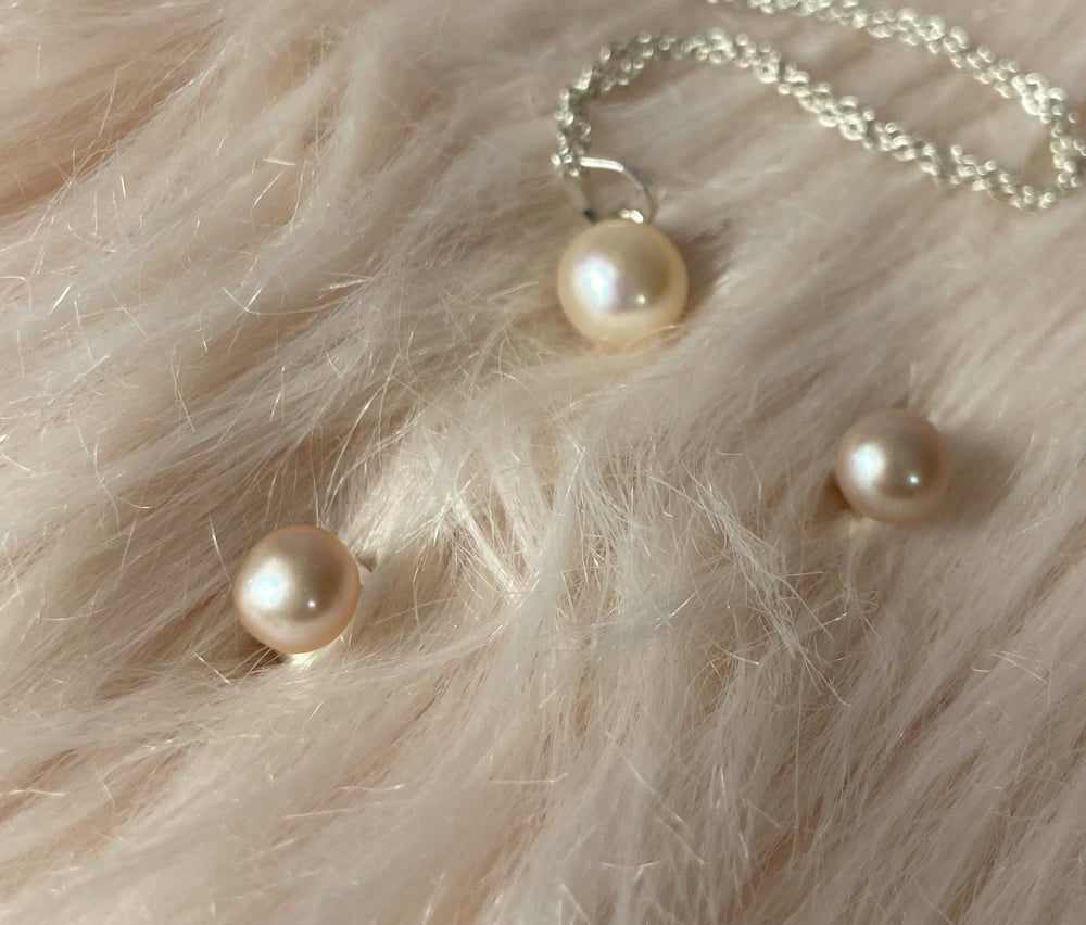 Image of Pink Mother Pearl Earrings and Necklace 