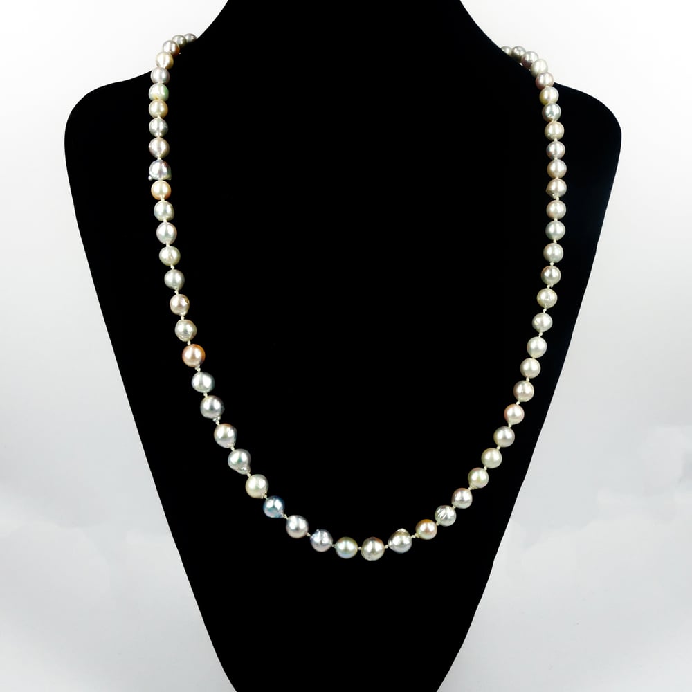 Image of Long strand of silver luster tahitian pearls.Cp0002