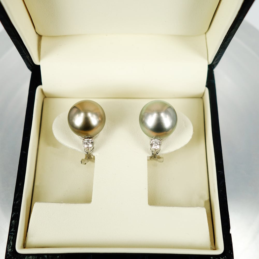 Image of Silver Tahitian and diamond stud earrings. Cp1048