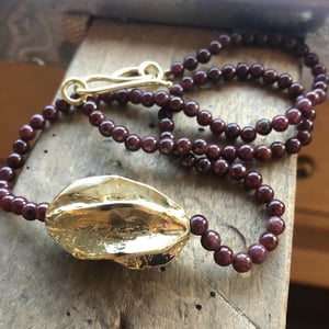 Image of Collar de granates con semilla grande