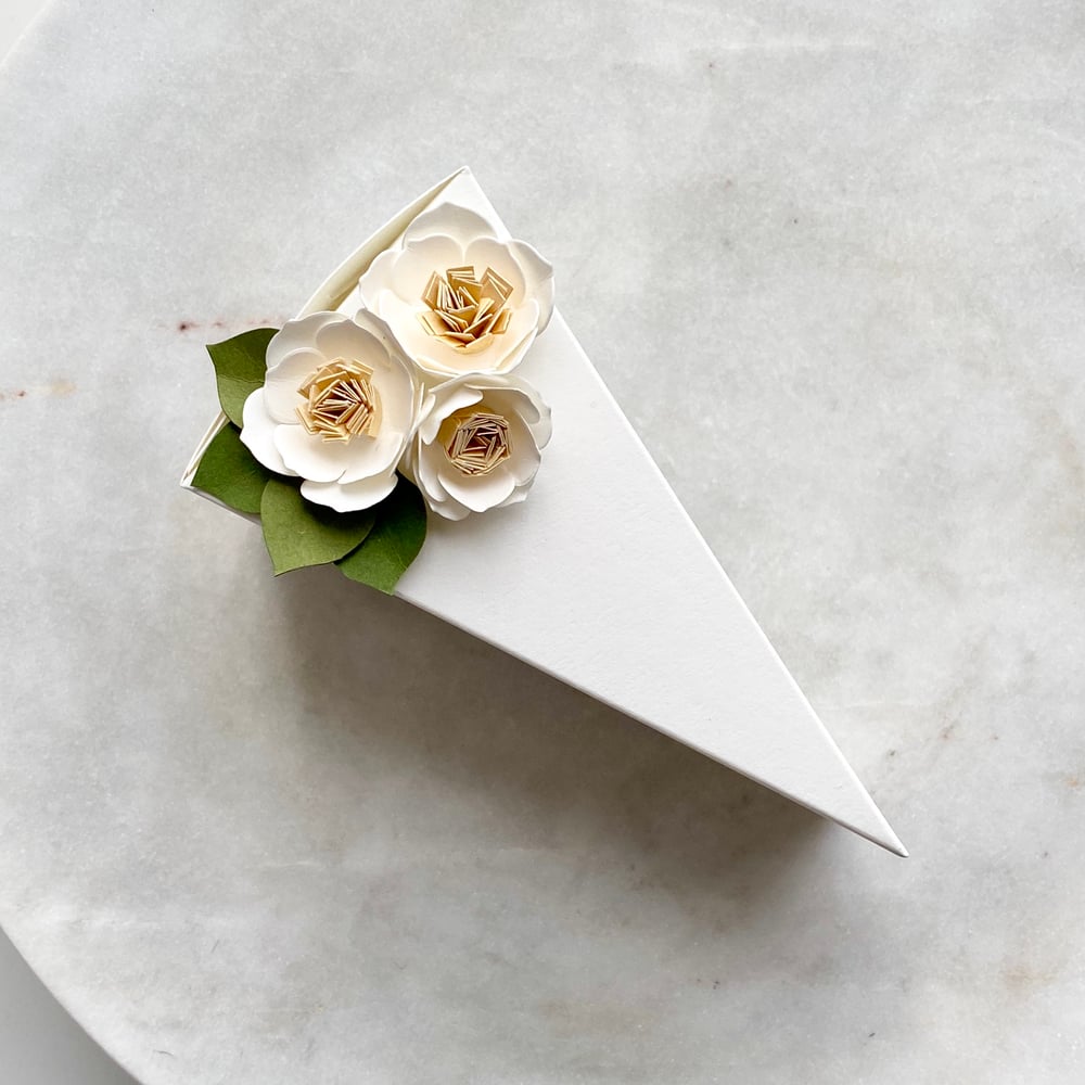 Image of Cream colored cake box with cream flowers, 1 (one) favor box