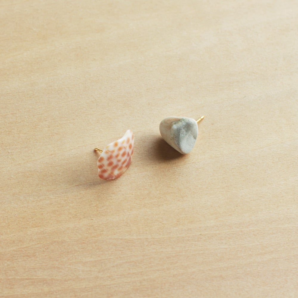 Image of sea pebbles / pierce