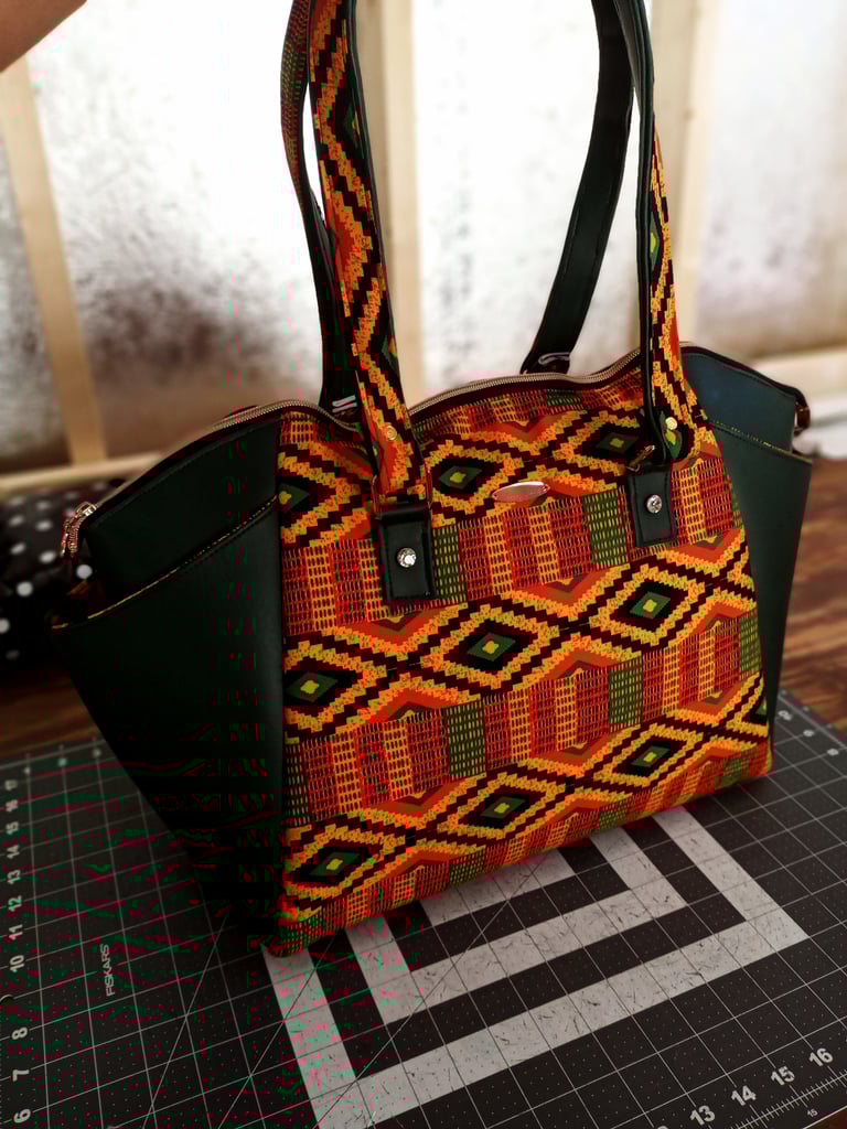 Annette Travel Purse Image 2