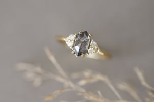Image of 18ct gold grey rose-cut diamond ring (IOW158)