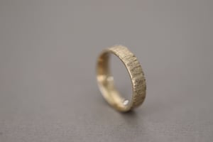 Image of 9ct gold, 5mm, flat court, horn textured ring
