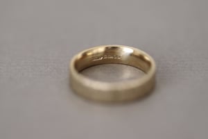 Image of 9ct gold, 5mm, flat court, horn textured ring
