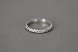 Image of 9ct white gold 3mm laurel leaf carved ring