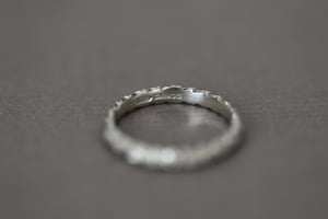 Image of 9ct white gold 3mm laurel leaf carved ring