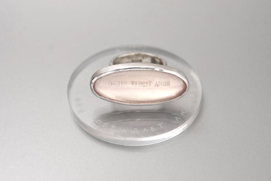 Image of "Love conquers..." silver ring with rose quartz · OMNIA VINCIT AMOR ·