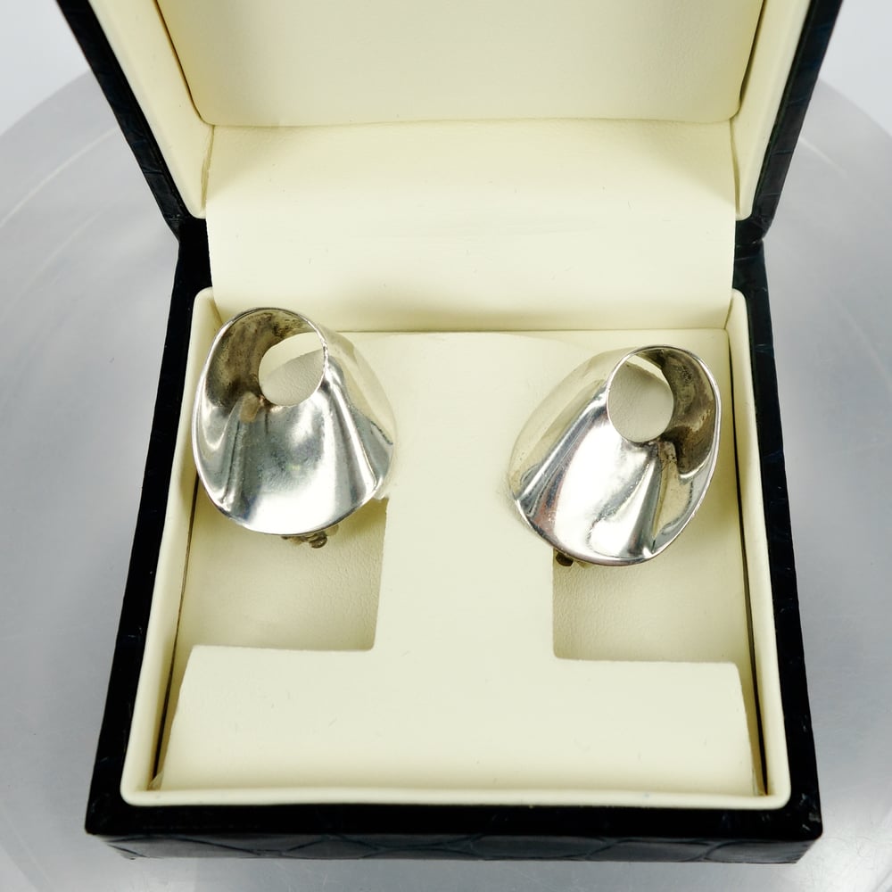 Image of Sterling silver contemporary earrings. M2639