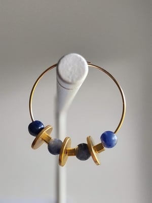 Image of Helena. Pendientes de aro decorados.