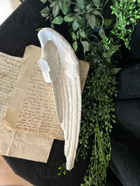 Image 1 of Magnifique aile d’ange en biscuit, objet ancien!