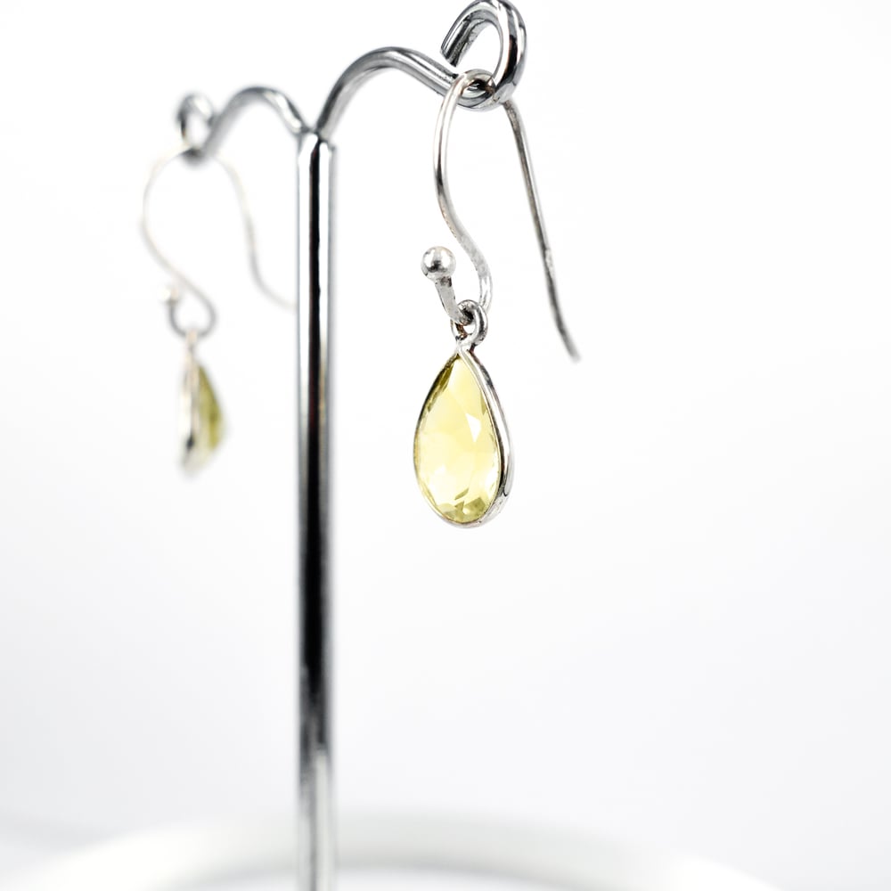 Image of Sterling silver lemon quartz drop earrings. M3046