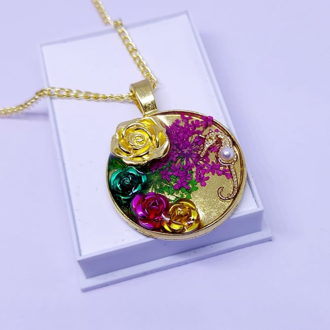 'pearly horse' mounted pendant chain| gold