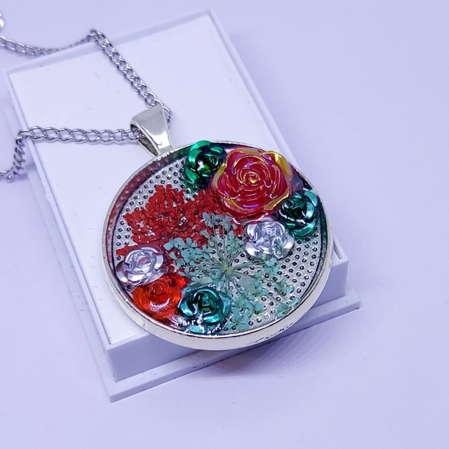 'rouge me' mounted pendant chain | silver