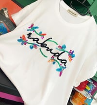 Image 2 of Camiseta bordada a man. RABUDA FLORES. Corte unisex.