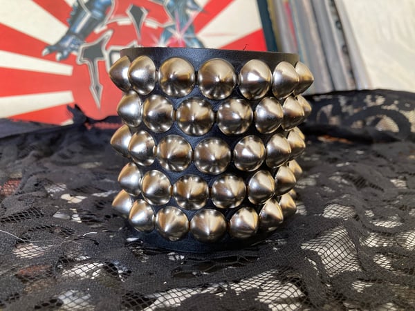 Image of 5-ROW OFFSET 1/2" CONE STUDDED CUFF