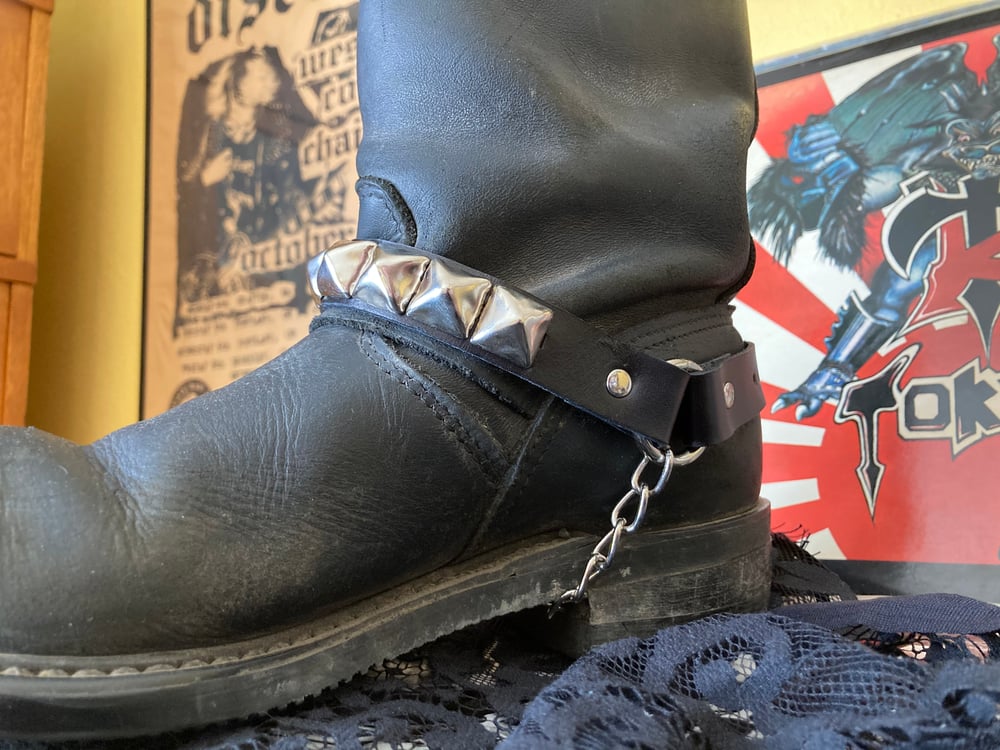 BOOT STRAP 1-ROW 5/8" PYRAMID STUDDED 