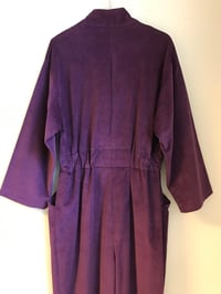Image 10 of Fløjlsbuksedragt i lilla 
