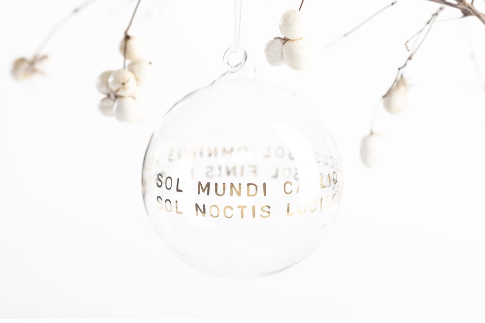 Image of "Sun is the glory..."  10 cm Christmas ball with gold inscription in Latin 