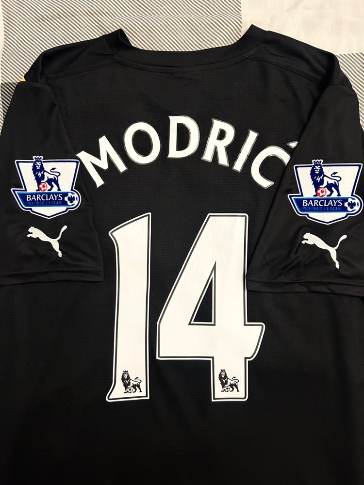 Image of Tottenham Hotspur “MODRIC 14” 2011/12 Third Shirt + patches (L)