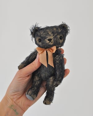 Image of old worn bear -René-