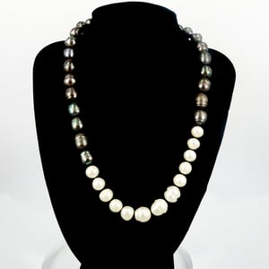 Image of Two tone freshwater pearl strand. NL8