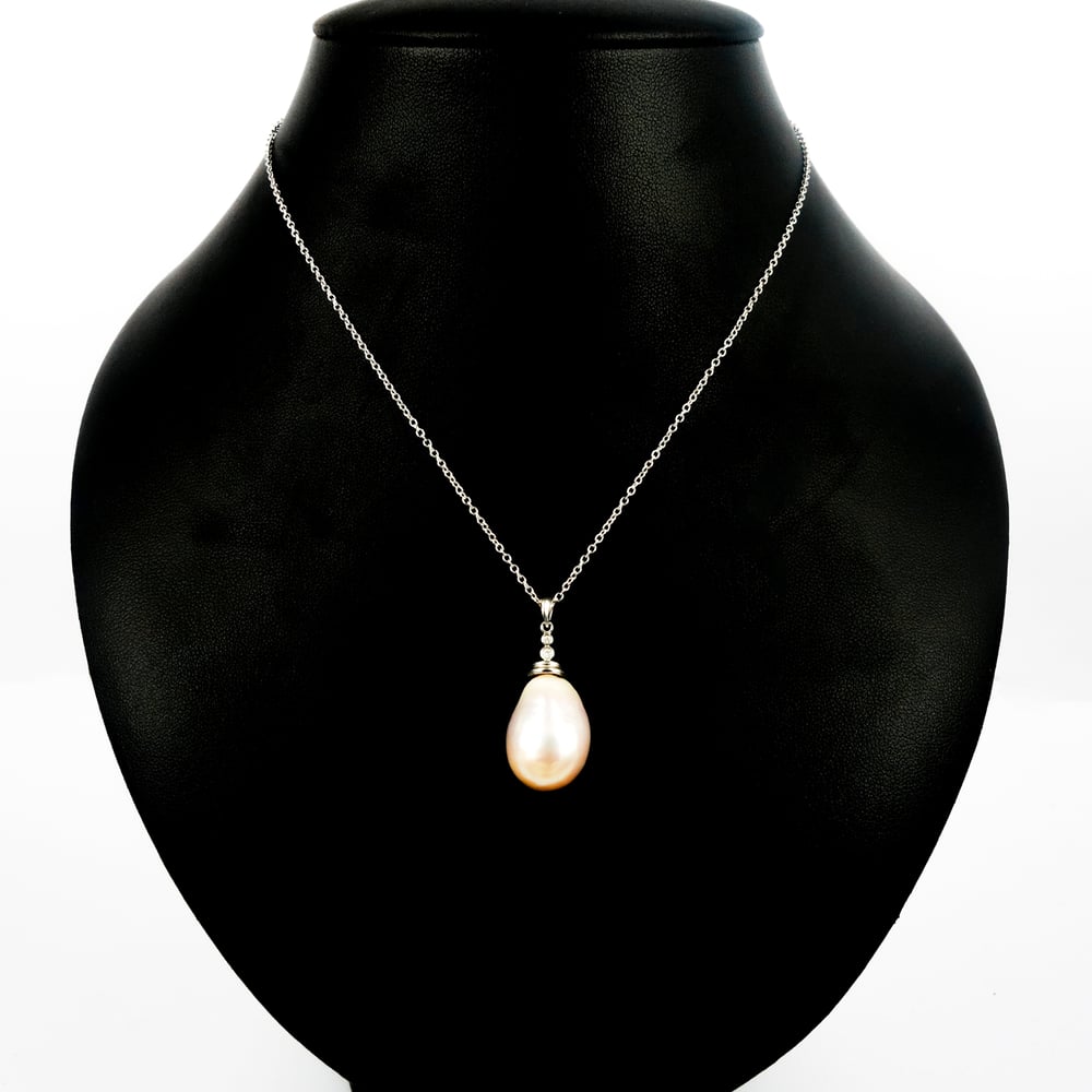 Image of Elegant large 18ct white gold freshwater Baroque Pearl and Diamond pendant. NL9