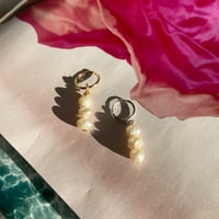 Triple pearl hug hoops