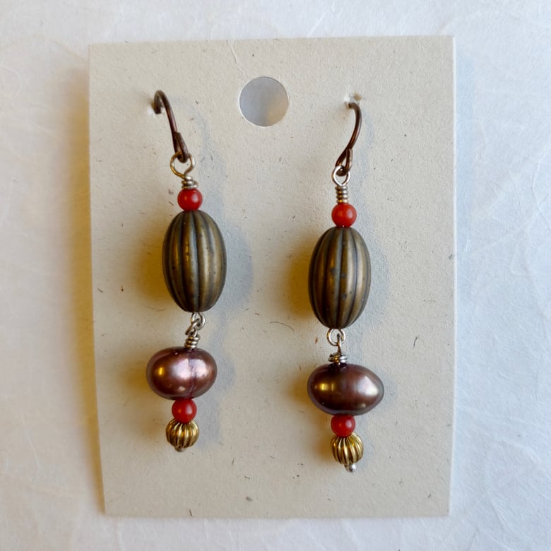 Image of Ribbed beads with pearl earrings
