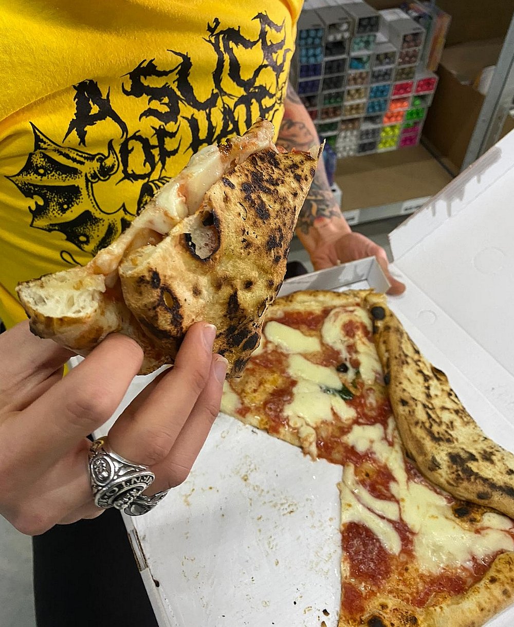 A Slice of Pizza HATE T-shirt GIALLA