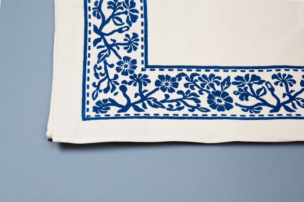 Image of TOVAGLIA A FIORI BLU STAMPATA A MANO / HAND PRINTED BLUE FLOWER TABLE CLOTH