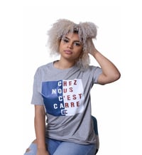 " CHEZ NOUS C’EST CARRE " T-shirt gris pour femme