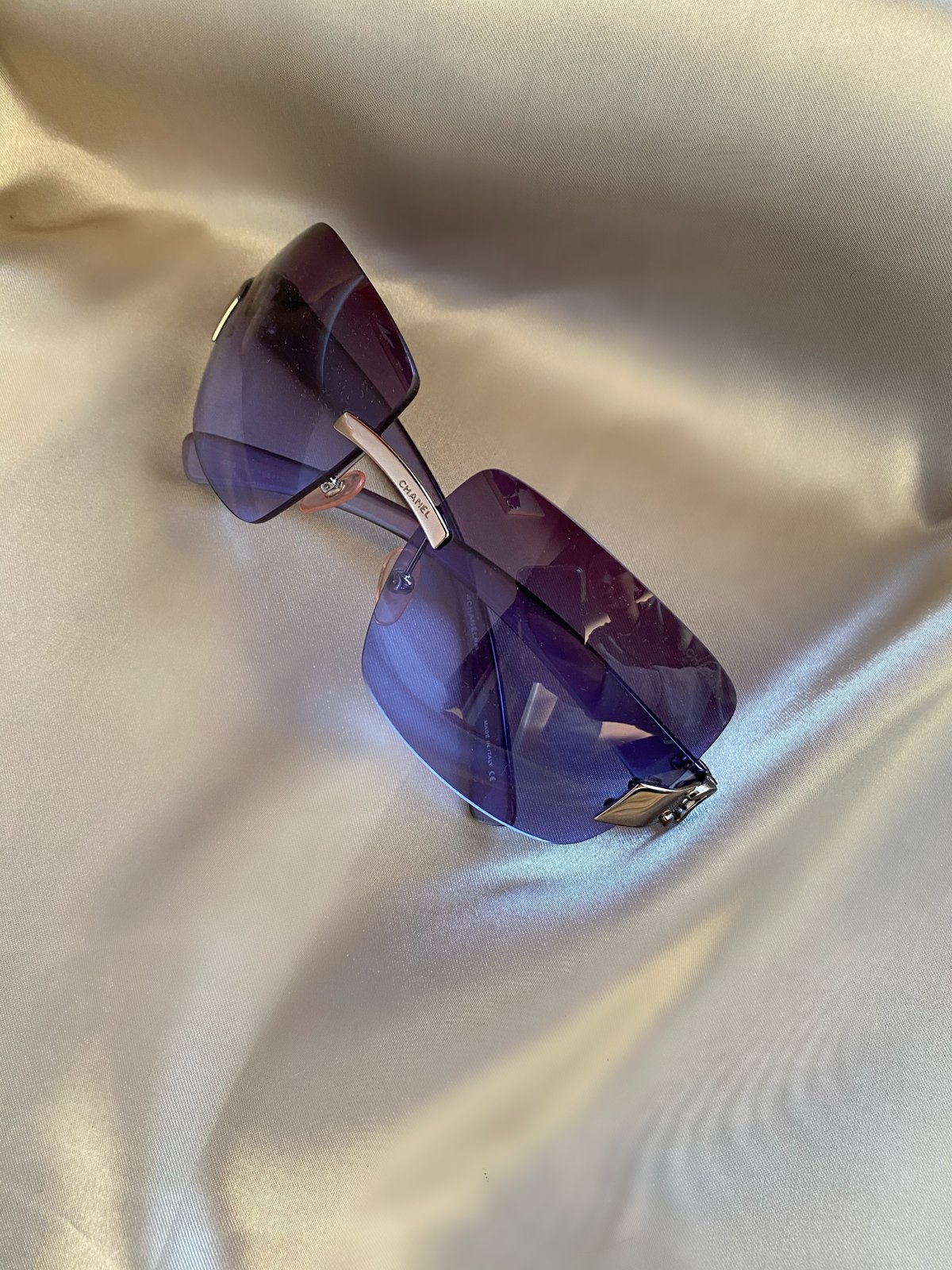 CHANEL Purple Iridescent Sunglasses – PARYSEYE