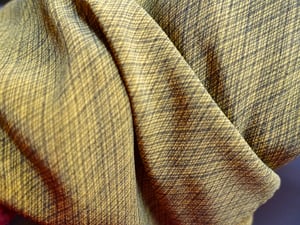 Image of Kort silkekimono i sennepsgul med grafiske linjer