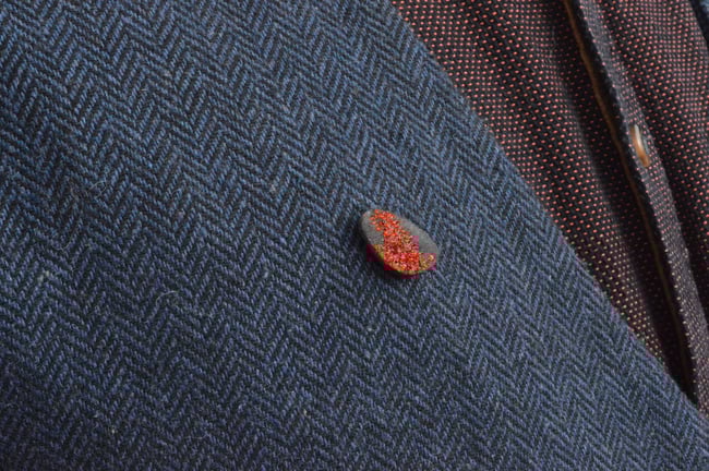 Pins Noir et rouge 2