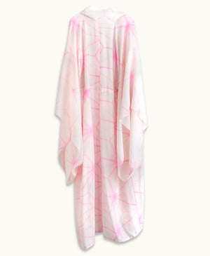 Image of Hvid/pink silke kimono med hulmønster i stjerneformationer